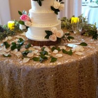 Elegant-wedding-cake-with-flowers-and-greenery
