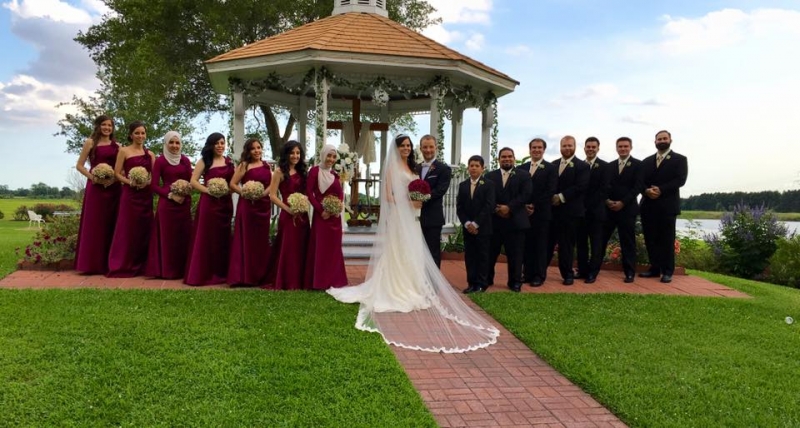 Outdoor wedding photo ops with bride and groom and wedding party